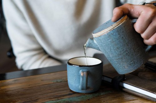 Benarkah Minum Air Hangat di Pagi Hari Bisa Melancarkan BAB?