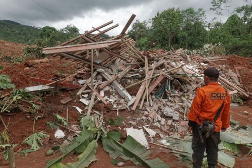 Longsor Cilacap: Rumah Hancur, Warga Mengungsi, Pencarian Diperluas