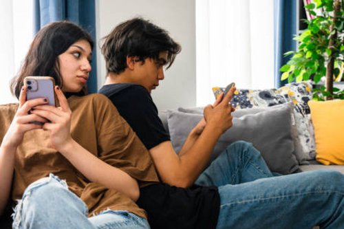 Top 6+ Tanda Pasangan Tidak Hadir Secara Emosional Menurut Terapis