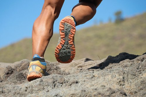 1. Menyesuaikan bentuk kaki, 2. Mengurangi risiko kelelahan, 3. Mencegah cedera dan nyeri kaki, 4. Menyediakan bantalan yang lebih baik, 4 Manfaat Sepatu dengan Memory Foam untuk Kesehatan Kaki&nbsp;