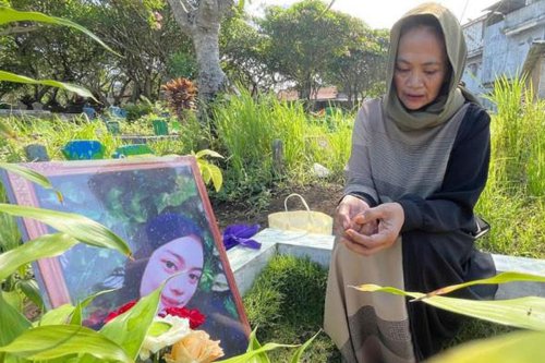 Tiga Tahun Tragedi Kanjuruhan, Ibu Korban Masih Setiap Hari Ziarah ke Makam Putrinya