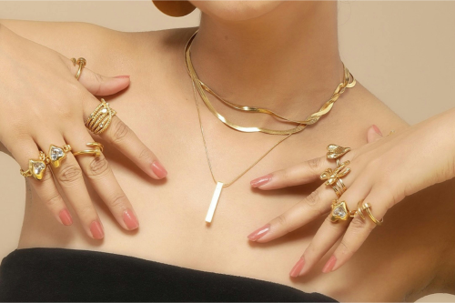 percaya diri adalah, frank n co, layering perhiasan, stacking perhiasan, menumpuk perhiasan, tips layering perhiasan, cara layering perhiasan, Tips Layering Perhiasan Menurut Ahli, Harus Percaya Diri