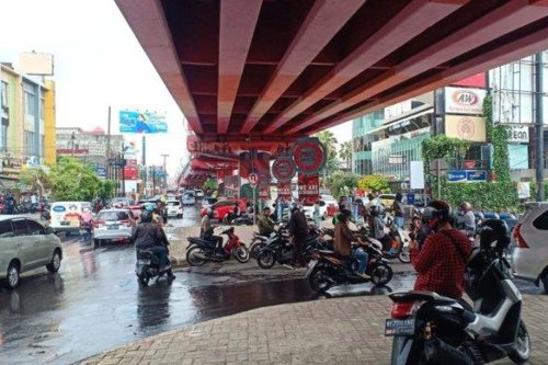 Mengapa Flyover Bukan Tempat Aman untuk Pemotor Berteduh Saat Hujan?