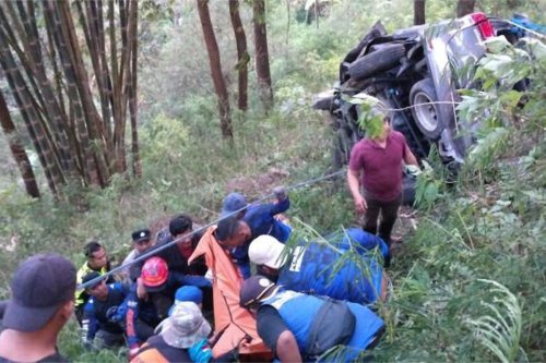 Diduga  Rem Blong, Mobil Terjun ke Jurang di Jalur Pacet Mojokerto, 2 Tewas dan 5 Luka