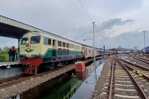Banjir Genangi Jalur Kereta di Semarang, PT KAI Turunkan Lokomotif Khusus