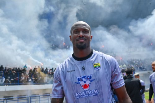 Gervane Kastaneer Tinggalkan Persib Menuju Eropa, Dugaan Cedera&hellip;