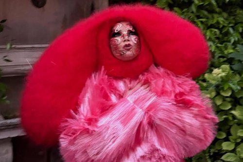 Bottega Veneta, karya seni, Venice Biennale, Bj&ouml;rk Pakai Dress Fiberglass Bottega Veneta saat Tampil di Venice Biennale