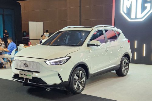 Komparasi MG ZS EV dan BYD Atto 3 di PEVS 2025, Mana Lebih Unggul?