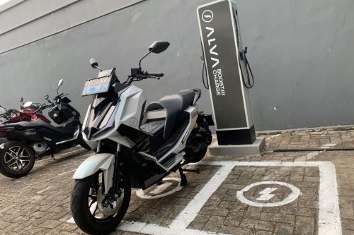Alva Perkuat Ekosistem Motor Listrik: Charging Station &amp; Purna Jual
