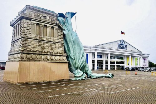 Patung Liberty, Liberty, Replika Patung Liberty Roboh karena Angin Kencang di Brasil