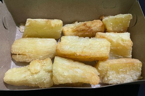 Tak Perlu Direbus, Begini Cara Goreng Singkong Merekah dan Empuk