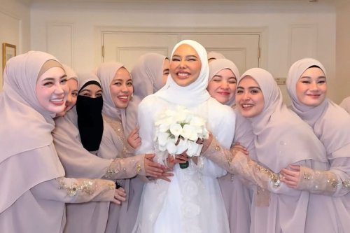 Outfit Bridesmaid Dara Arafah di Madinah, Elegan dengan Nuansa Nude