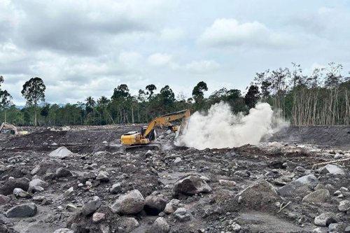 Gunung Semeru Status Awas, Pemkab Lumajang Hentikan Sementara Aktivitas Penambangan Pasir