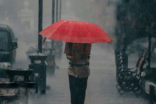 Prakiraan Cuaca Hari Ini: Hujan Petir hingga Banjir Rob Berpotensi Terjadi di Banyak Wilayah