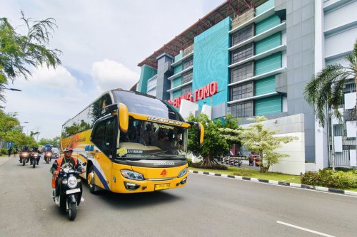 Arema FC, derbi Jawa Timur, Bonek, suporter, Arema FC vs Persebaya, Derbi Jawa Timur, Persebaya vs Arema FC, Super League 2025-2026, Cerita Bonek Kawal Bus Arema FC Tanpa Rantis, Pesan Damai dari Surabaya