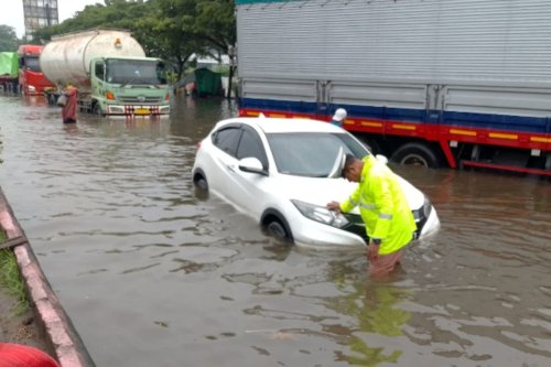 tips mobil, AC Mobil, banjir, mobil terendam banjir, merawat ac mobil, Jangan Panik, Begini Cara Selamatkan AC Mobil Setelah Terendam Banjir