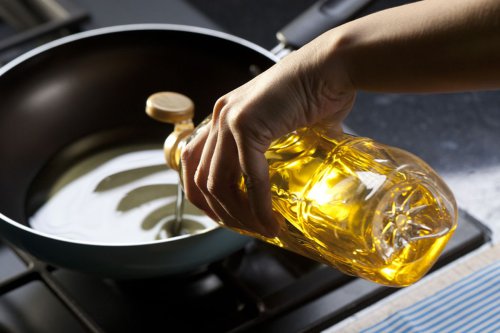 Awas Wastafel Mampet! Begini Cara Buang Sisa Minyak Goreng yang Aman Menurut Chef