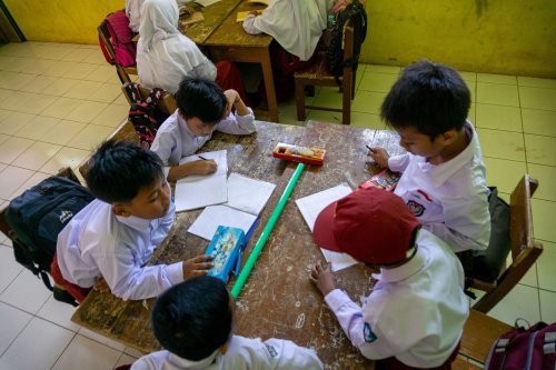 kecanduan gadget, melarang ponsel, Kecanduan gadget, walikota bekasi, larangan bawa hp ke sekolah, Negara yang Melarang Para Siswa Bawa Gawai ke Sekolah
