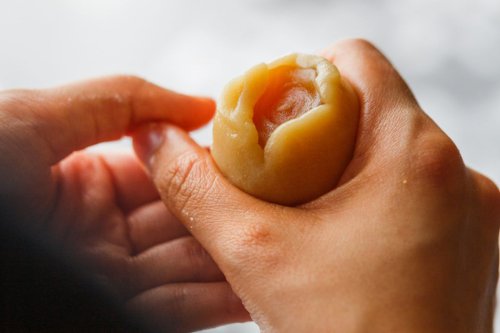 Banyak yang Salah! Begini Teknik Membungkus Isian Kue Bulan yang Tepat