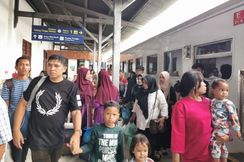Terdampak Banjir, Jalur Kereta Api Medan&ndash;Binjai Kini Beroperasi Kembali