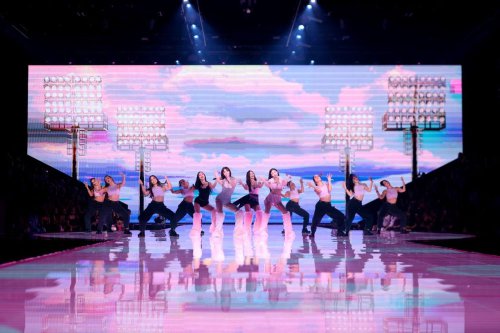 Intip Gaya 4 Member TWICE di Victoria&rsquo;s Secret Fashion Show 2025