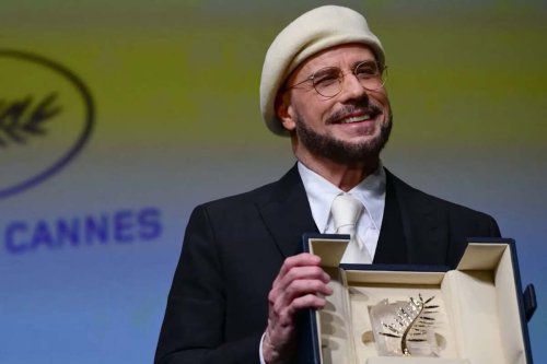Penampilan Baru John Travolta di Cannes 2026 Viral, Ternyata Sedang &ldquo;Mainkan Peran&rdquo;