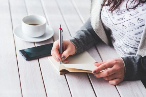 1. Lakukan evaluasi diri sebelum menetapkan resolusi, 2. Kaitkan resolusi dengan nilai hidup, 3. Pecah resolusi menjadi target kecil (micro goals), 4. Bangun kepercayaan diri lewat konsistensi, bukan kesempurnaan, 5. Cari lingkungan yang mendukung, 6. Jangan berhenti saat gagal, 7. Sesuaikan resolusi agar tetap relevan, Top 7+ Cara Konsisten Menjalankan Resolusi 2026, Mulai dari Target Kecil