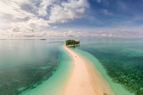 Desa Wisata, kampung nelayan, Wisatawan, mangrove, Perang Dunia II, wellness tourism, konservasi, wisatawan, desa wisata, destinasi wisata, Menemukan Keseimbangan Hidup di Morotai, Ketika Laut Jadi Guru dan Masyarakat Jadi Sahabat