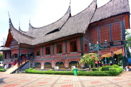 Turis Suriah Ini Kagum dengan Bentuk Rumah Adat di TMII: Unik, Belum Pernah Lihat