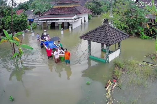 Kisah Warga Pati Terobos Banjir Gunakan Perahu untuk Antar Jenazah ke Makam