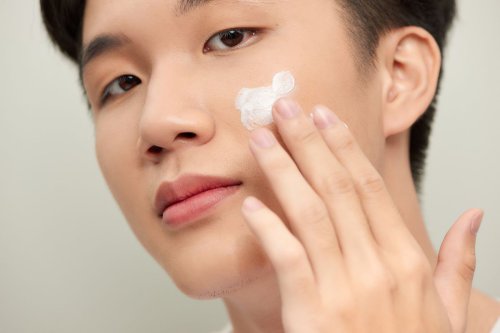 Tak ada kata terlambat untuk kesehatan kulit pria, Moisturizer dan sunscreen jadi poin penting skincare pria, Perawatan kulit sebagai investasi jangka panjang, Kulit sudah perlu diperhatikan sejak bayi, Moisturizer dan Sunscreen Jadi Kunci Skincare Pria, Mengapa?