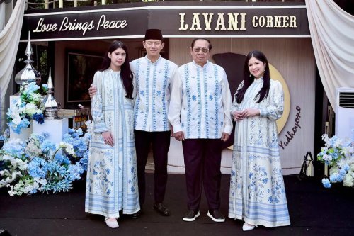 Inspirasi Sarimbit Lebaran ala Annisa Pohan, Paduan Putih dan Biru