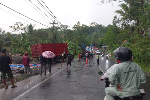 Lokasi Kecelakaan Purworejo, Jalur Sempit, Berkelok, dan Naik-turun