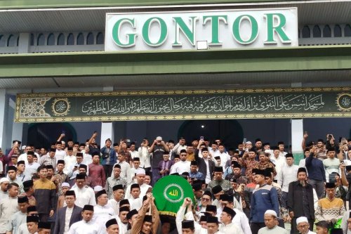 Beri Penghormatan Terakhir, Tokoh Nasional dan Ribuan Santri Salatkan Jenazah KH Amal Fathullah Zarkasyi di Gontor