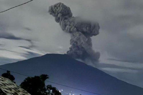 Gunung Marapi Erupsi, Kolom Abu Capai 700 Meter, Dentuman Kejutkan Warga