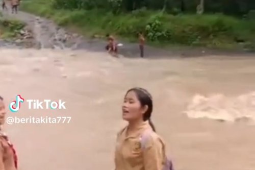 Top 20+ Tahun Tak Punya Jembatan, Pelajar Nias Selatan Masih Harus Seberangi Sungai demi Sekolah