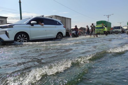 Jangan Gegabah, Ingat Batas Aman Mobil Melintasi Banjir