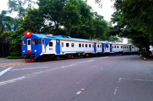 Cara Naik Kereta Batara Kresna yang Lewat di Samping Jalan Kota Solo
