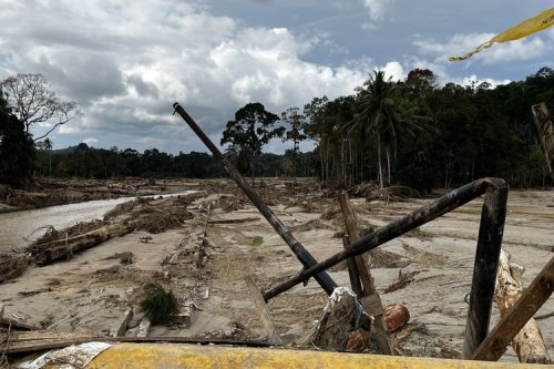 BERITA FOTO: Jejak Kerusakan Ekologis di Banjir Tapsel, Gelondongan Kayu Hantam Permukiman Desa Garoga