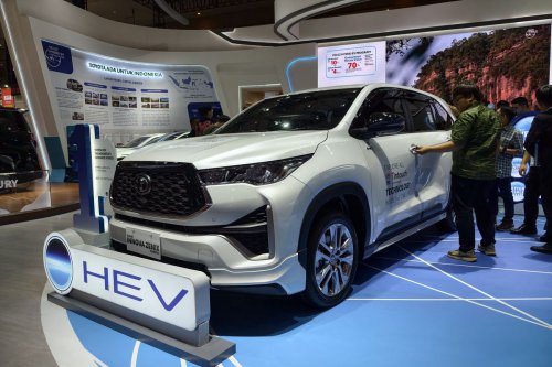 Toyota Tak Khawatir Innova Zenix dan Reborn Diesel Rebutan Pasar