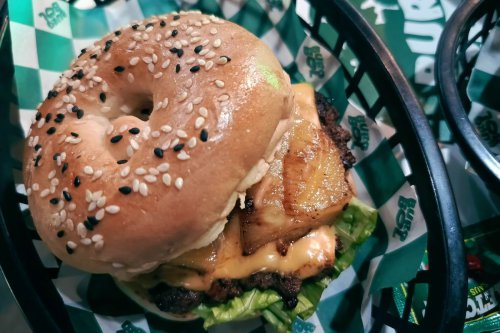 Ada Burger Bolong Isi Daging dan Potongan Nanas di Surabaya, Seperti Apa?