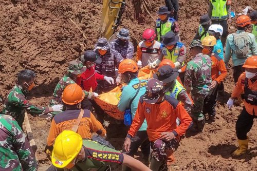 Dua Korban Longsor Cibeunying Kembali Ditemukan, Tim SAR Masih Bekerja Mencari Keberadaan Fani, Fatin, dan Aca