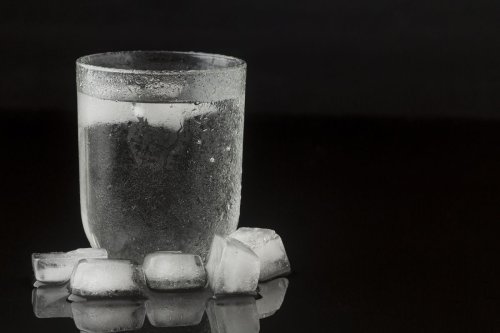 Jangan Biarkan Anak Mengunyah Es Batu, Dokter Jelaskan Alasannya