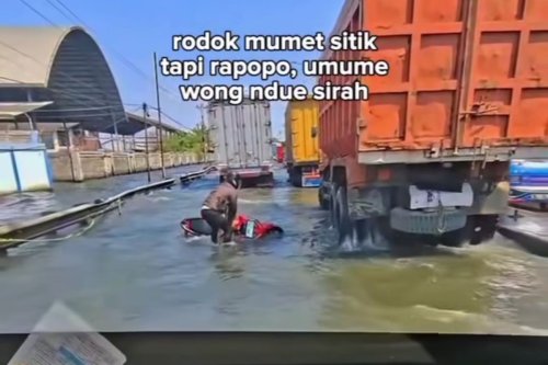 Jalur Pantura Demak Berlumut, Begini Tips Aman Berkendara di Jalan Licin