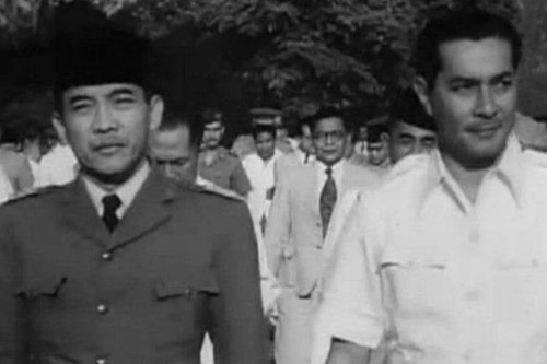 Soekarno, Bung Karno, proklamasi, sejarah kemerdekaan indonesia, presiden pertama, Presiden pertama RI, perintah pertama Soekarno, perintah pertama soekarno saat menjadi presiden, apa perintah pertama soekarno, sate 50 tusuk, sejarah kemerdekaan, Perintah Pertama Soekarno Setelah Dilantik Jadi Presiden, Beli Sate Ayam 50 Tusuk