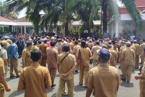 Dituduh Potong Bansos, Ratusan Kades Minta Anggota DPRD Banyuwangi Minta Maaf Terbuka