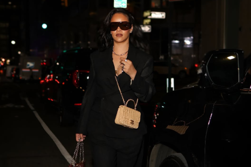 Rihanna Bawa Dua Tas Mewah Sekaligus saat Mother&rsquo;s Day, Harganya Jadi Sorotan