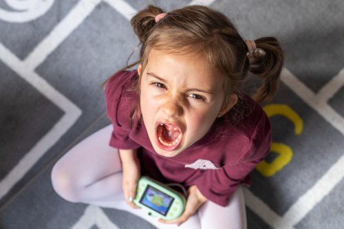 Anak Tantrum saat Gadget Diambil? Ini Cara Mengatasinya Menurut Psikolog