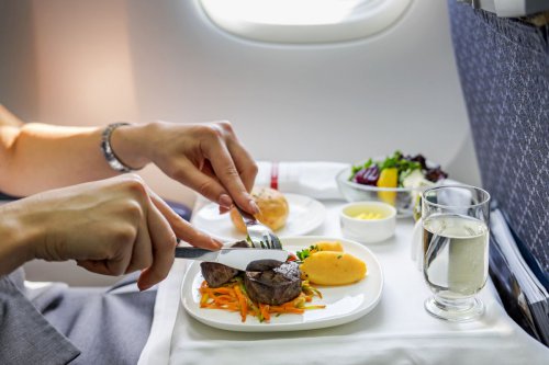 Penumpang Muslim Dapat Makanan NonHalal, Singapore Airlines Minta Maaf