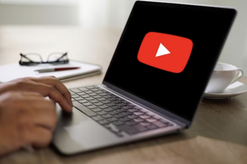 Sama-sama Nonton YouTube, Kenapa Perilaku Anak Ada yang Positif dan Negatif?